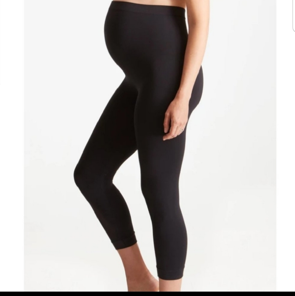 Ingrid & Isabel Seamless Maternity Capri Leggings